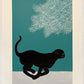 estampe japonaise chat noir courant, fond vert céladon, de Nishida Tadashige