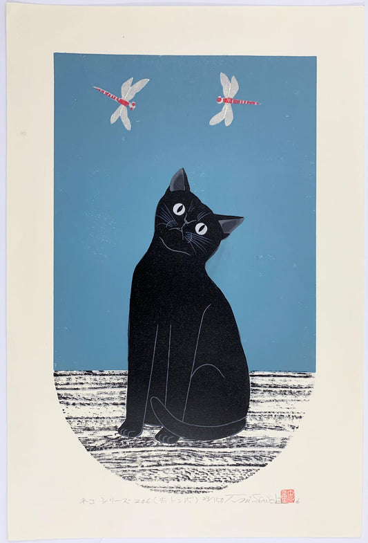 estampe japonaise de Nishida, un chat noir regardant deux libellules sur fond bleu