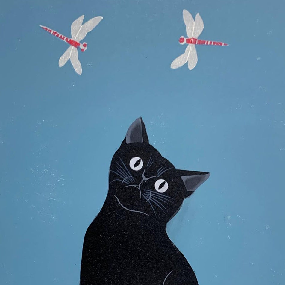 estampe japonaise chat noir regardant deux libellules sur fond bleu