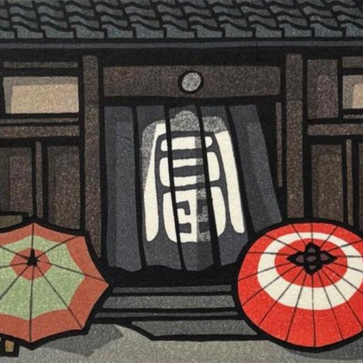 deux parapluies bicolores séchant au soleil devant entree de maison avec un  noren, estampe de Nishijima, gros plan sur les parapluies