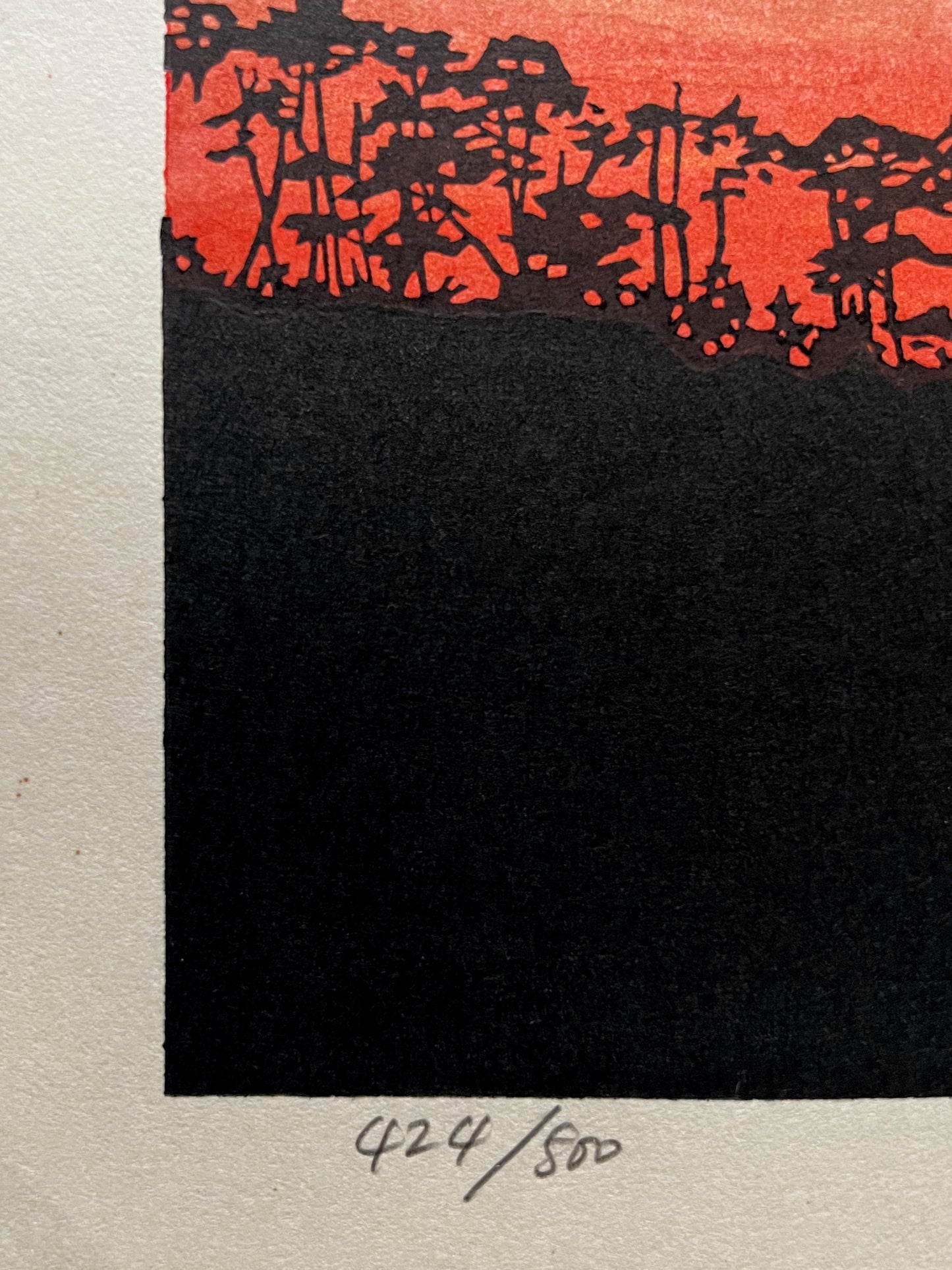 estampe japonaise contemporaine, les arbres du sommet de la montagne se découpent en ombre chinoise sur la lumière rouge flamboyante du coucher de soleil, le numéro de l'estampe 424/500