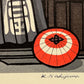 deux parapluies bicolores séchant au soleil devant entree de maison avec un noren, estampe japonaise contemporaine de Nishijima, signature de l'artista