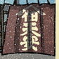 estampe japonaise contemporaine de de Nishijima,  la neige tombe devant une facade d'une maison en bois avec noren calligraphié, à Kyoto, signature de l'artiste