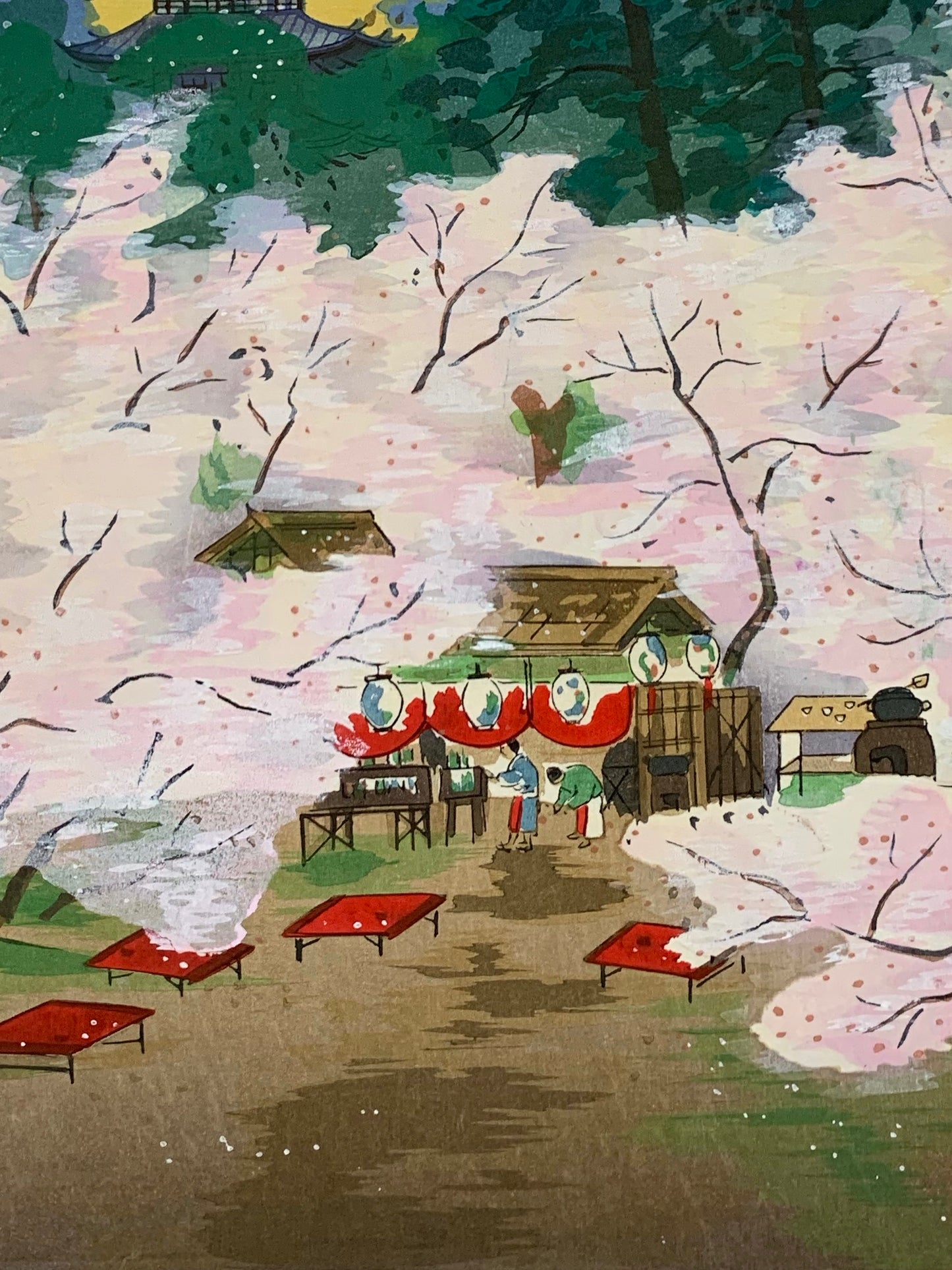 estampe japonaise cerisiers en fleurs dans le jardin d'un temple avec une pagode, gros plan sur les tables rouges sous les cerisiers en fleurs