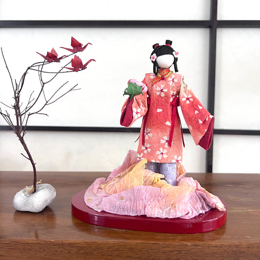 poupée japonaise en papier Yuzen Washi, ( Washi Doll)au kimono  fleurs de cerisier tenant une pivoine rose dans la main