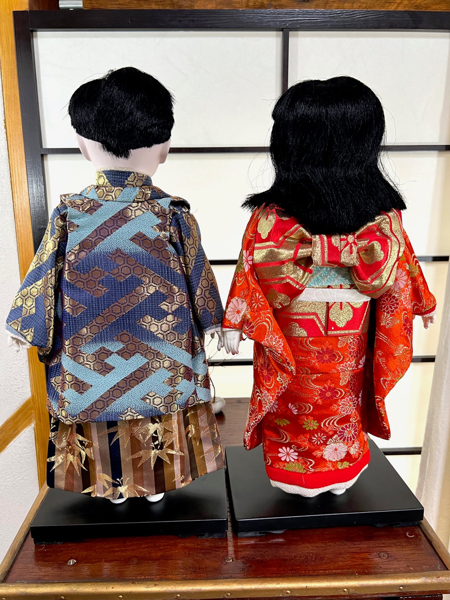 couple poupées japonaises Ichimatsu en kimono en soie, vu de dos