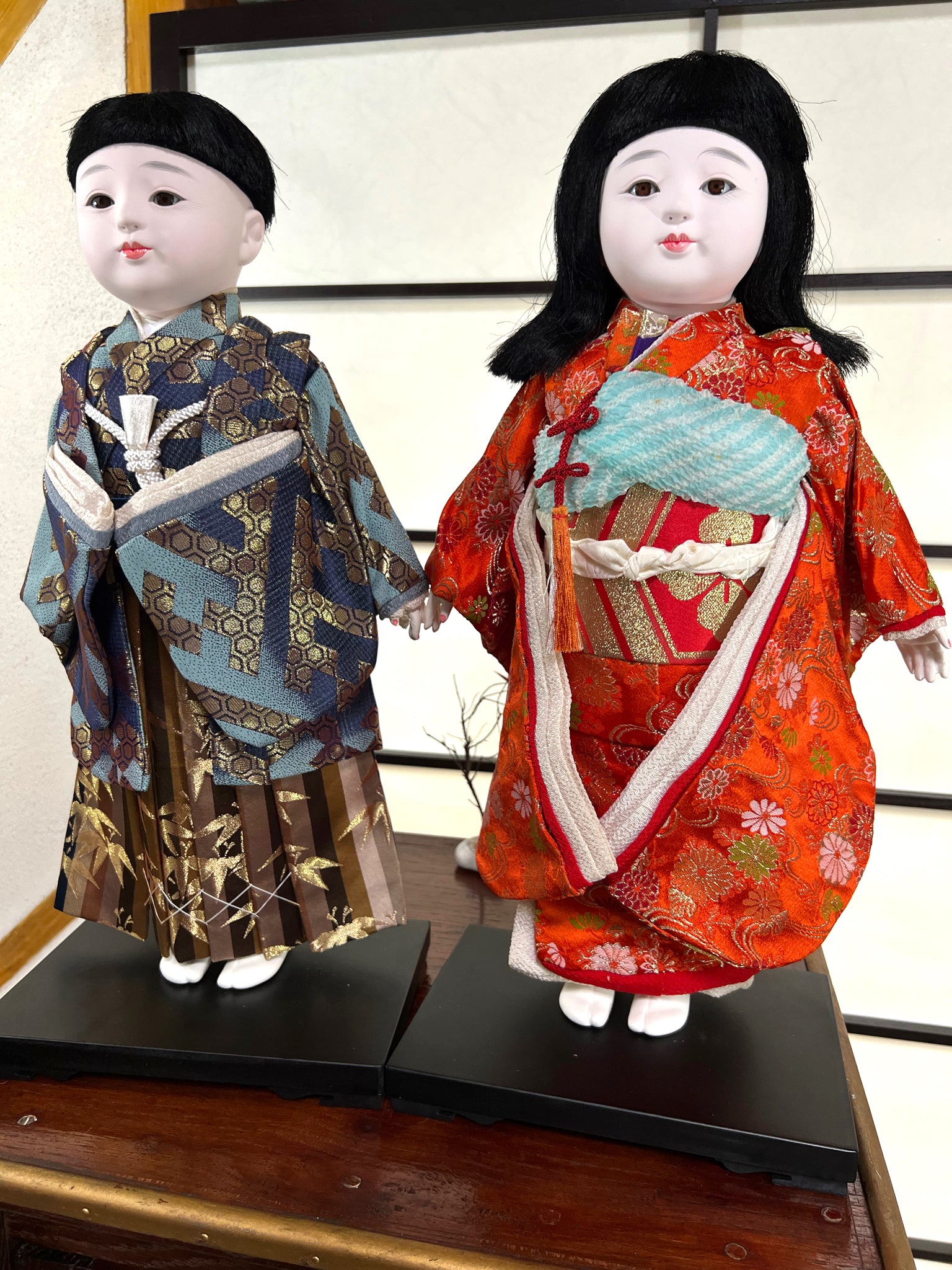 couple poupées japonaises Ichimatsu en kimono en soie, se donnant la main