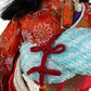 poupée japonaise Ichimatsu fille détail du porte-monnaie glissé dans le kimono de la jeune fille