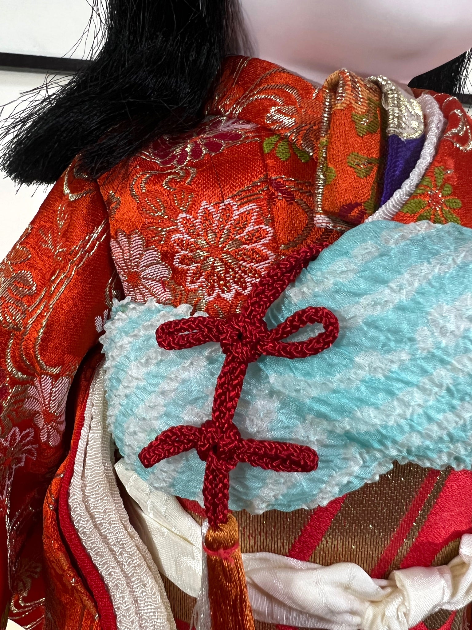 poupée japonaise Ichimatsu fille détail du porte-monnaie glissé dans le kimono de la jeune fille