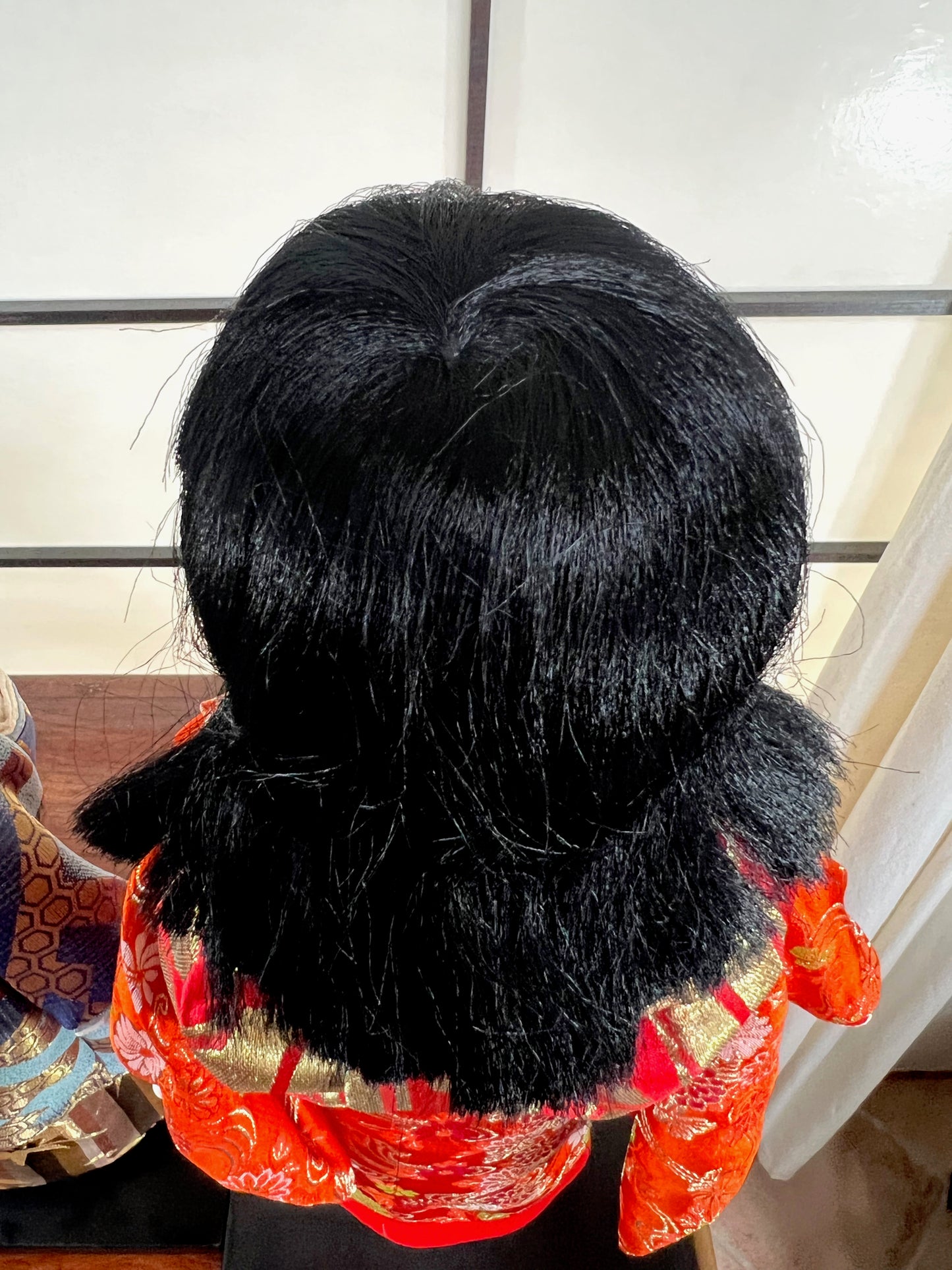 poupée japonaise Ichimatsu fille, la chevelure noire de dos