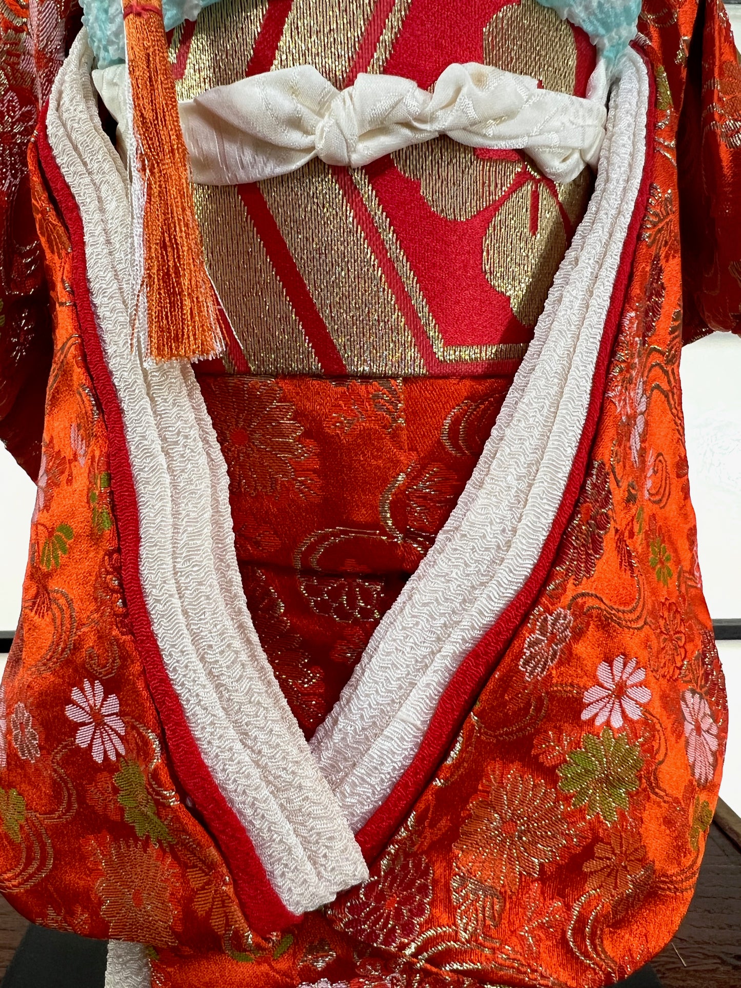 poupée japonaise Ichimatsu fille, le devant du kimono en soie rouge