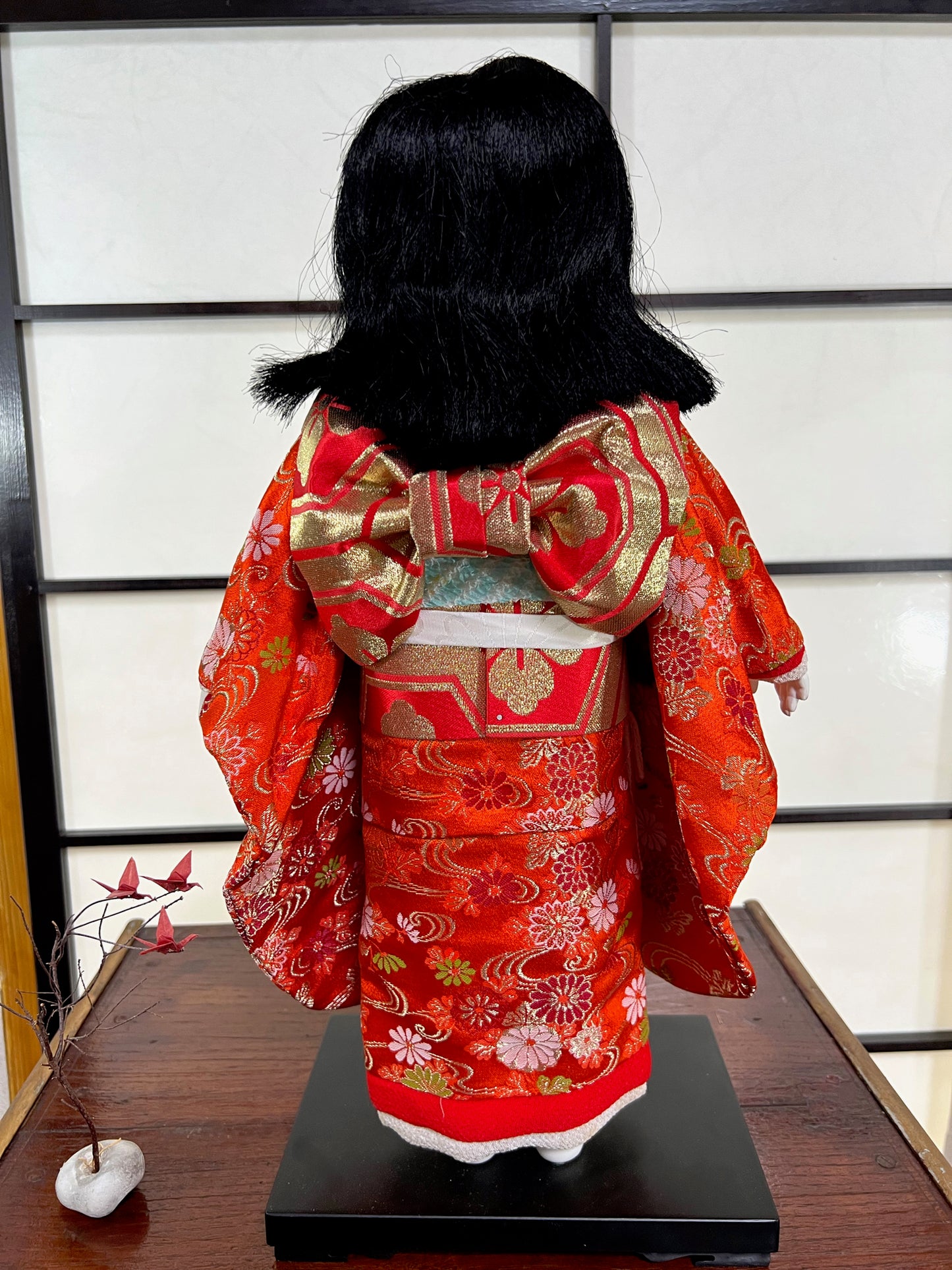 poupée japonaise Ichimatsu fille, vu de dos avec son obi rouge et or en forme de noeud papillon