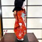 poupée japonaise Ichimatsu fille, le devant du kimono en soie rouge, vu du côté droit