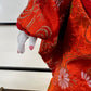 poupée japonaise Ichimatsu fille, le devant du kimono en soie rouge, détail de la main gauche en céramique, et vernis rose sur les ongles