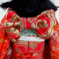 poupée japonaise Ichimatsu fille, le devant du kimono en soie rouge,  détail du obi