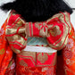 poupée japonaise Ichimatsu fille, le devant du kimono en soie rouge,  détail du obi