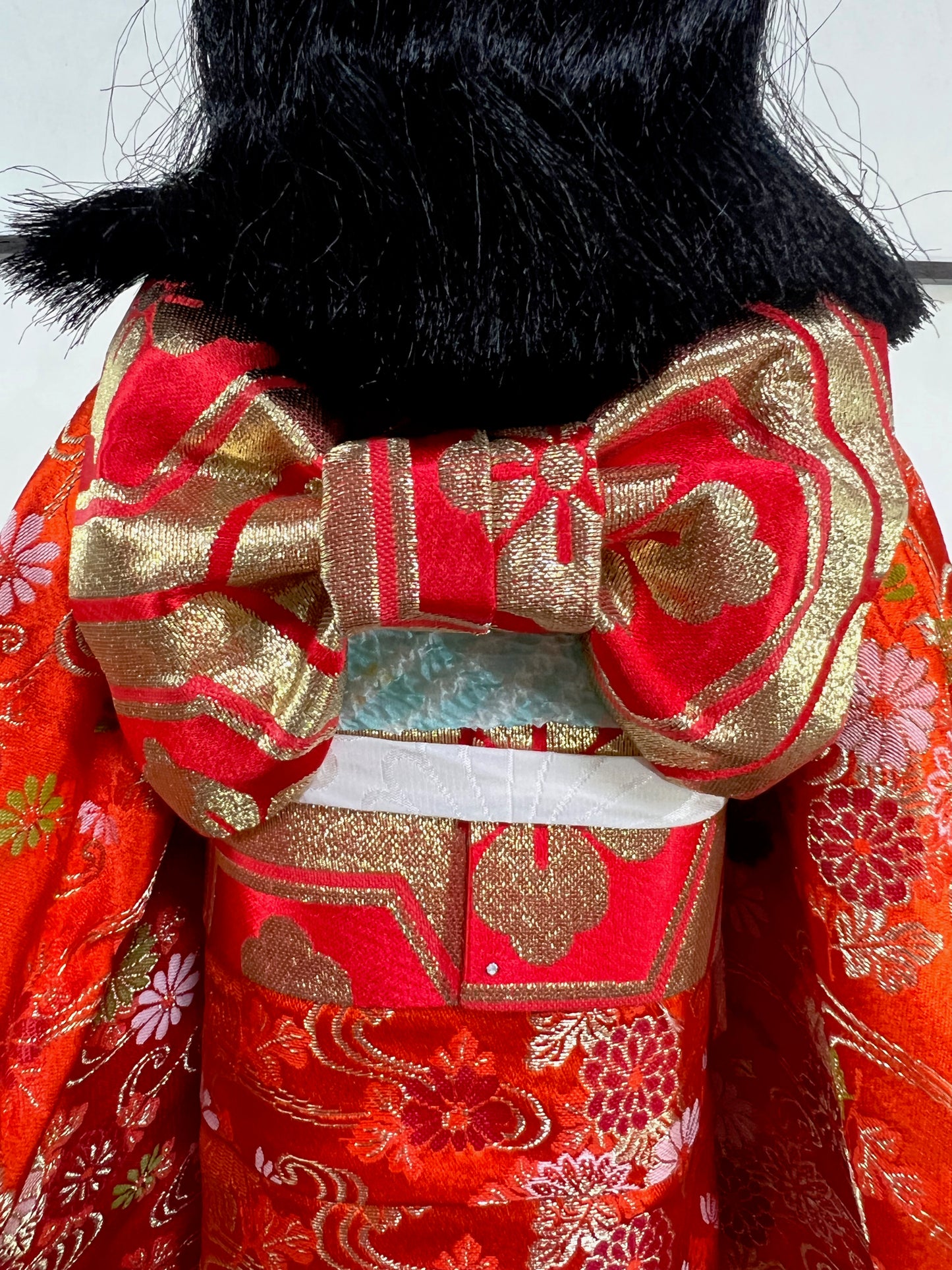 poupée japonaise Ichimatsu fille, le devant du kimono en soie rouge,  détail du obi