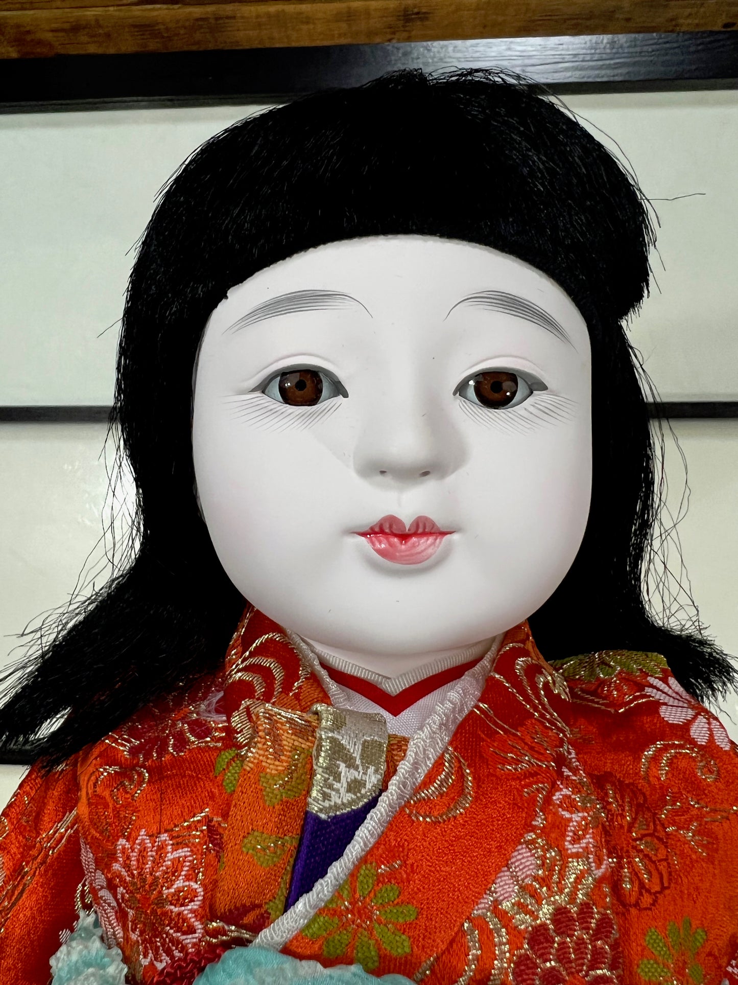 poupée japonaise Ichimatsu fille, le devant du kimono en soie rouge,  détail du visage