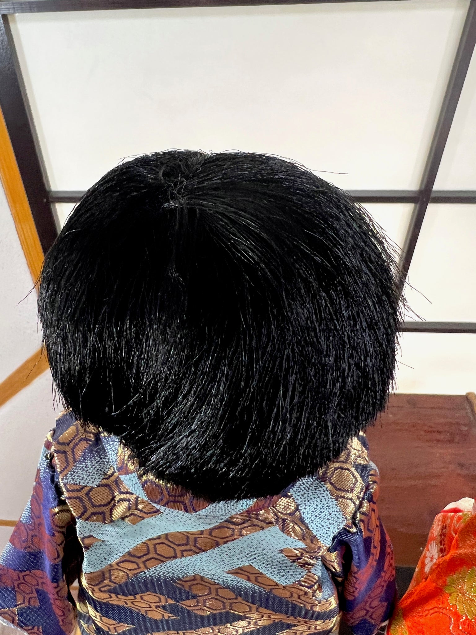 poupée japonaise Ichimatsu garçon, en kimono en soie bleu et beige, la chevelure noire