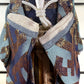 poupée japonaise Ichimatsu garçon, en kimono en soie bleu et beige, les manches du kimono