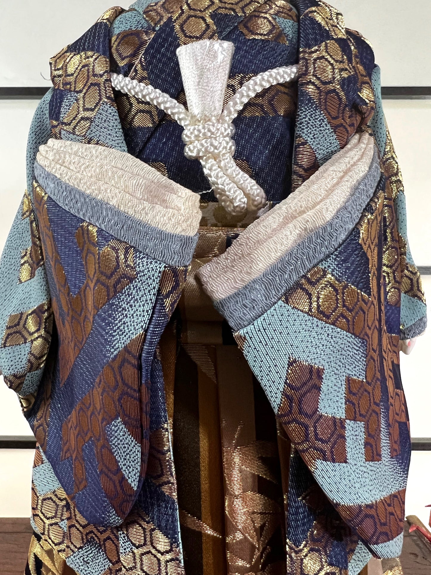 poupée japonaise Ichimatsu garçon, en kimono en soie bleu et beige, les manches du kimono