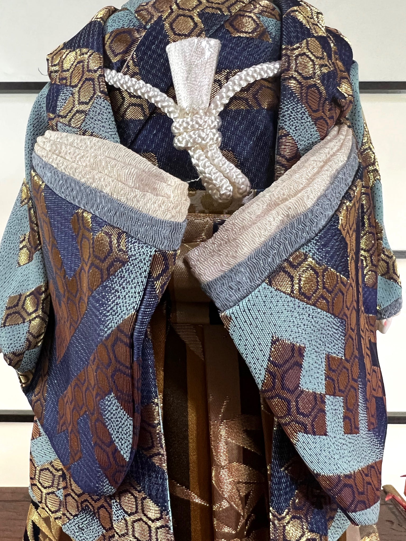 poupée japonaise Ichimatsu garçon, en kimono en soie bleu et beige, les manches du kimono