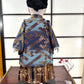 poupée japonaise Ichimatsu garçon, en kimono en soie bleu et beige, vu de dos