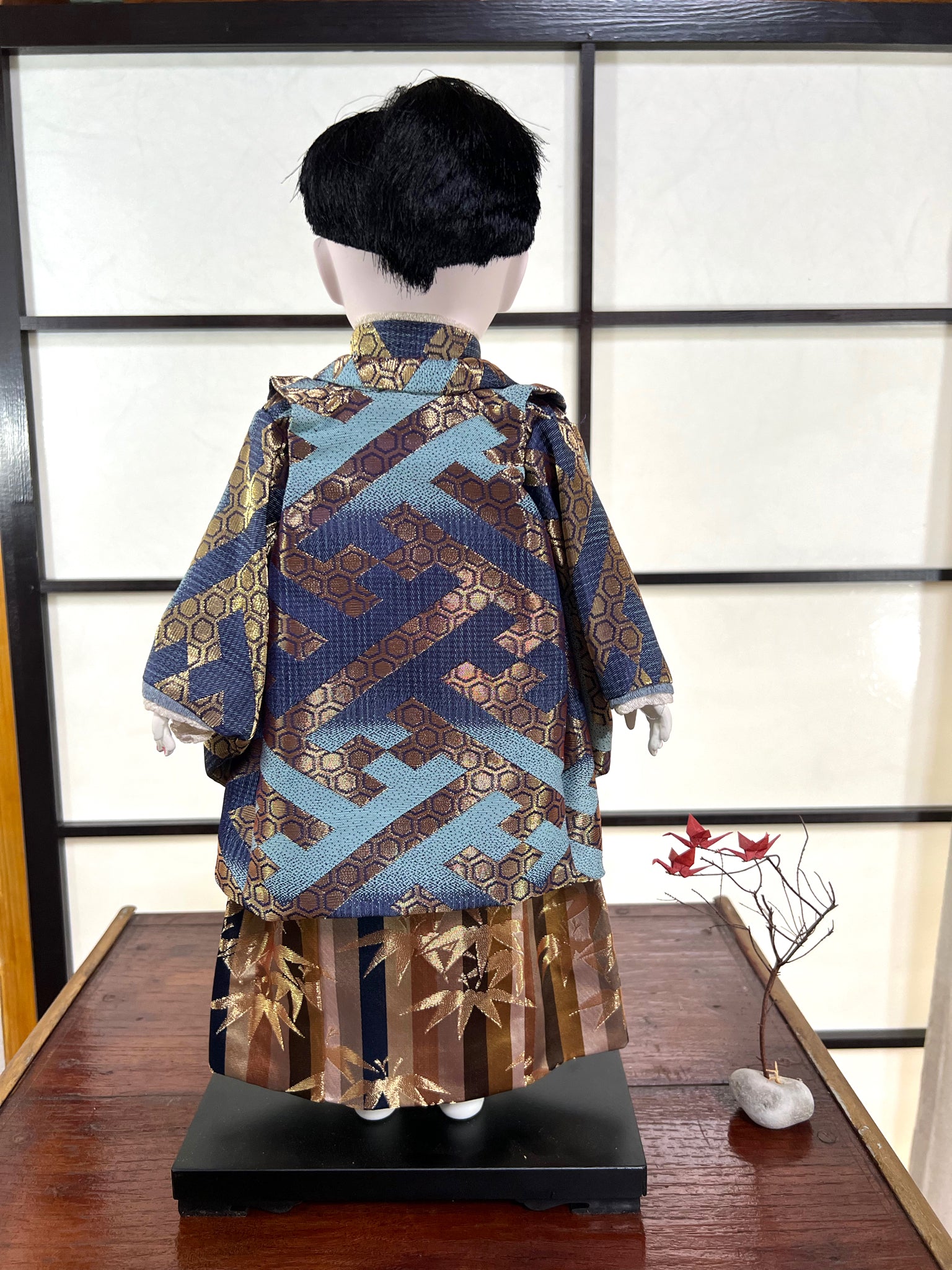 poupée japonaise Ichimatsu garçon, en kimono en soie bleu et beige, vu de dos
