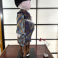 poupée japonaise Ichimatsu garçon, en kimono en soie bleu et beige, vu du côté droit