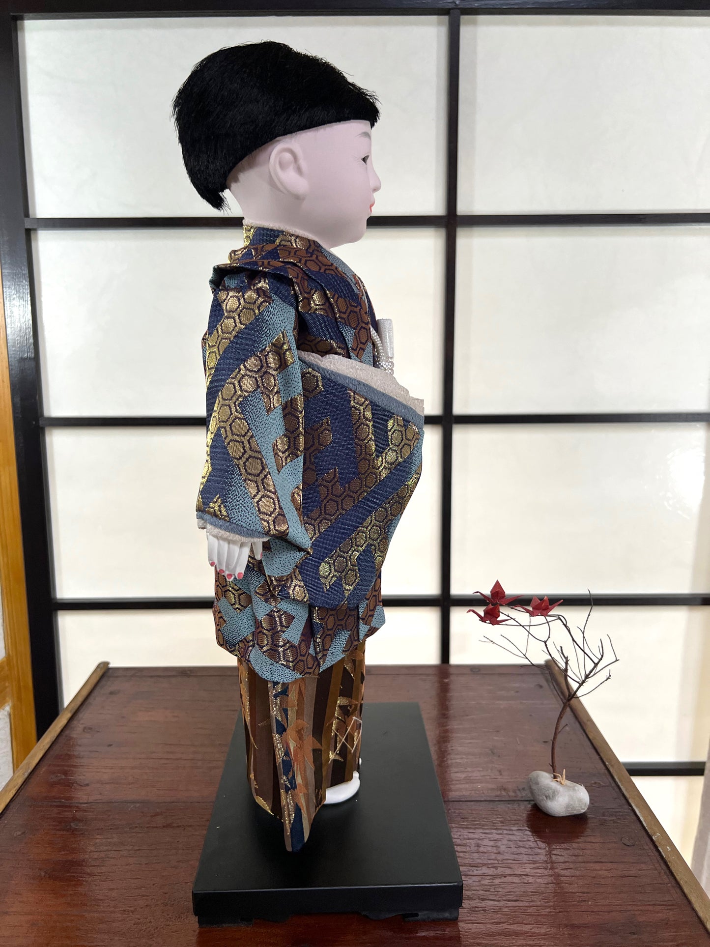 poupée japonaise Ichimatsu garçon, en kimono en soie bleu et beige, vu du côté droit