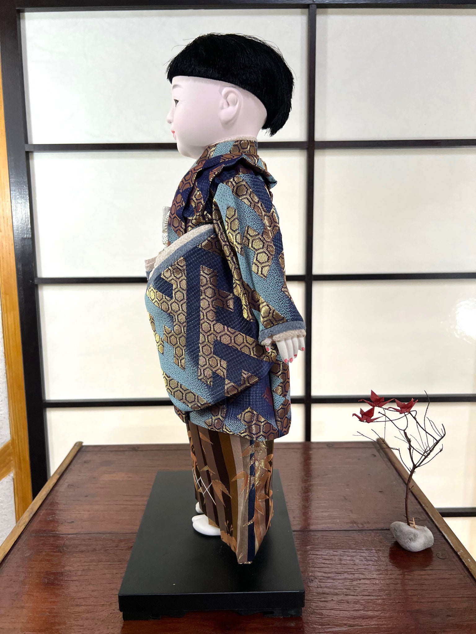 poupée japonaise Ichimatsu garçon, en kimono en soie bleu et beige, vu du côté gauche