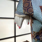 poupée japonaise Ichimatsu garçon, en kimono en soie bleu et beige, détail de la main en céramique