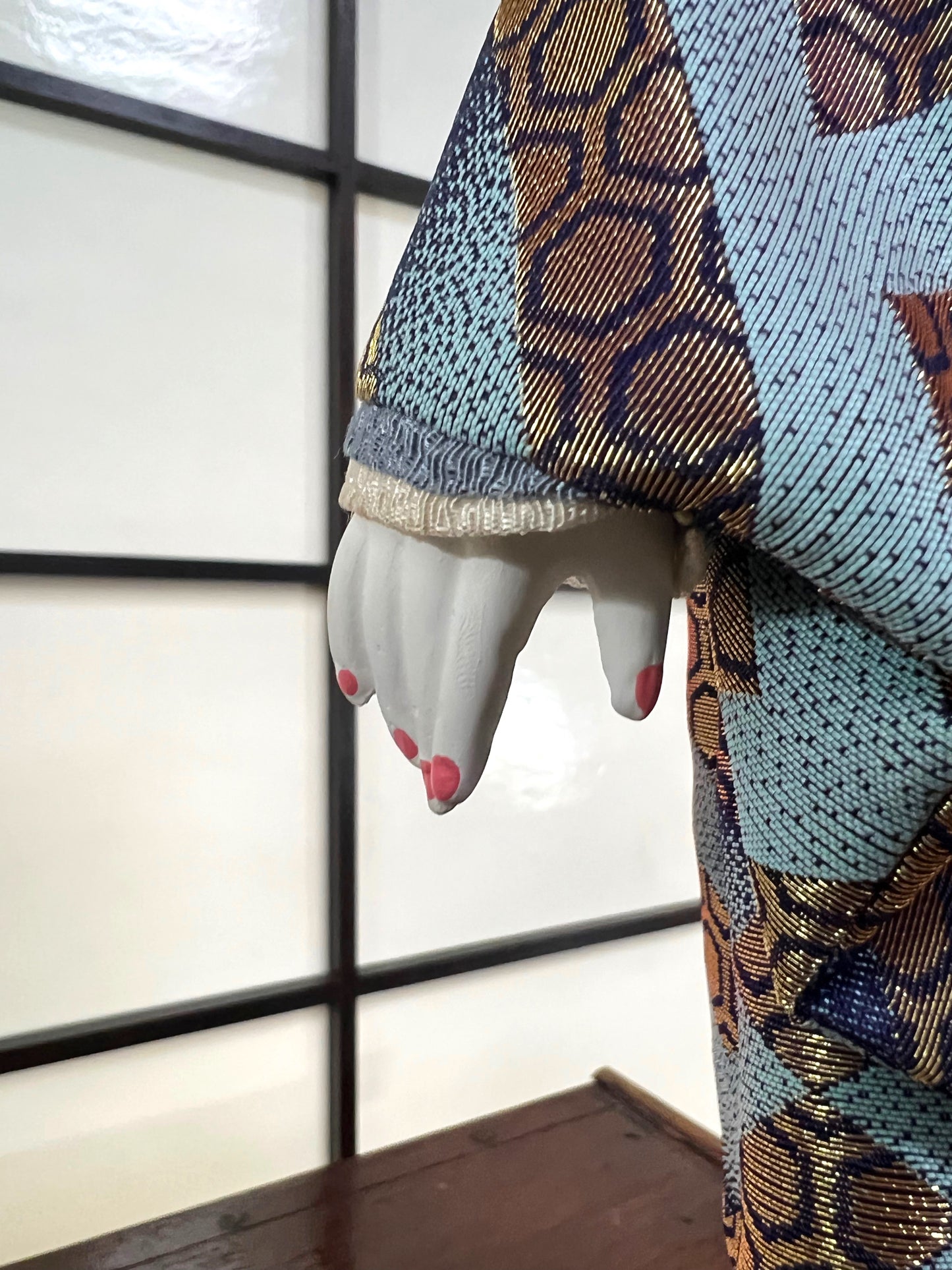 poupée japonaise Ichimatsu garçon, en kimono en soie bleu et beige, détail de la main en céramique