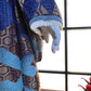 poupée japonaise Ichimatsu garçon, en kimono en soie bleu et beige, détail des doigts de la main