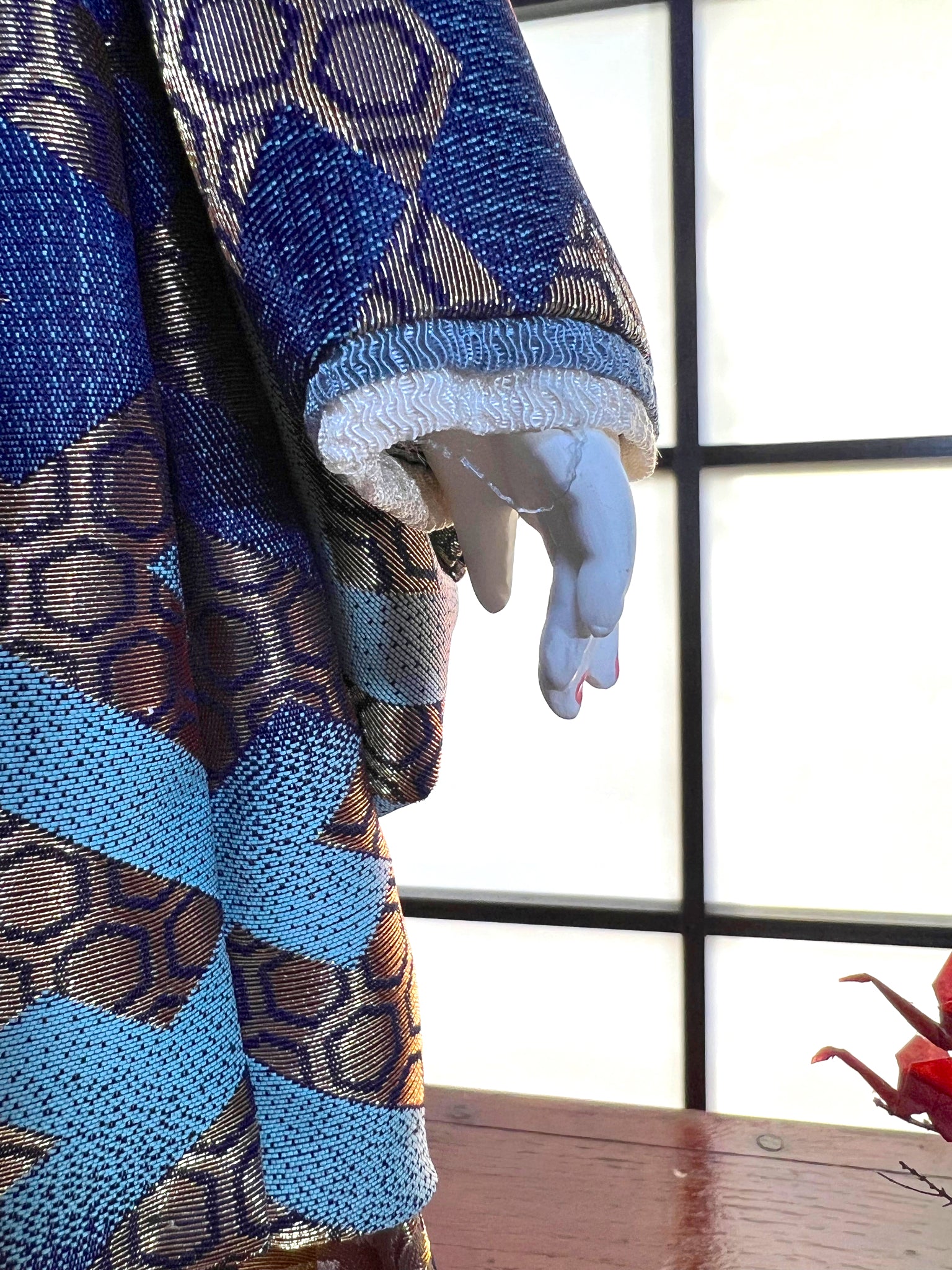poupée japonaise Ichimatsu garçon, en kimono en soie bleu et beige, détail des doigts de la main