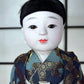 poupée japonaise Ichimatsu garçon, en kimono en soie bleu et beige, détail de la tête