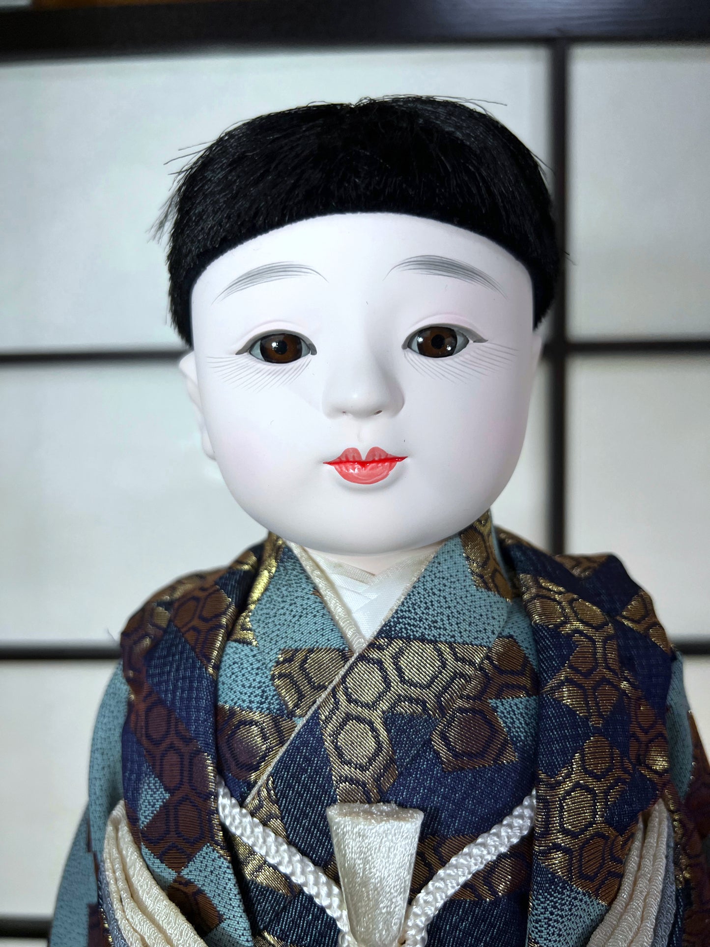 poupée japonaise Ichimatsu garçon, en kimono en soie bleu et beige, détail de la tête