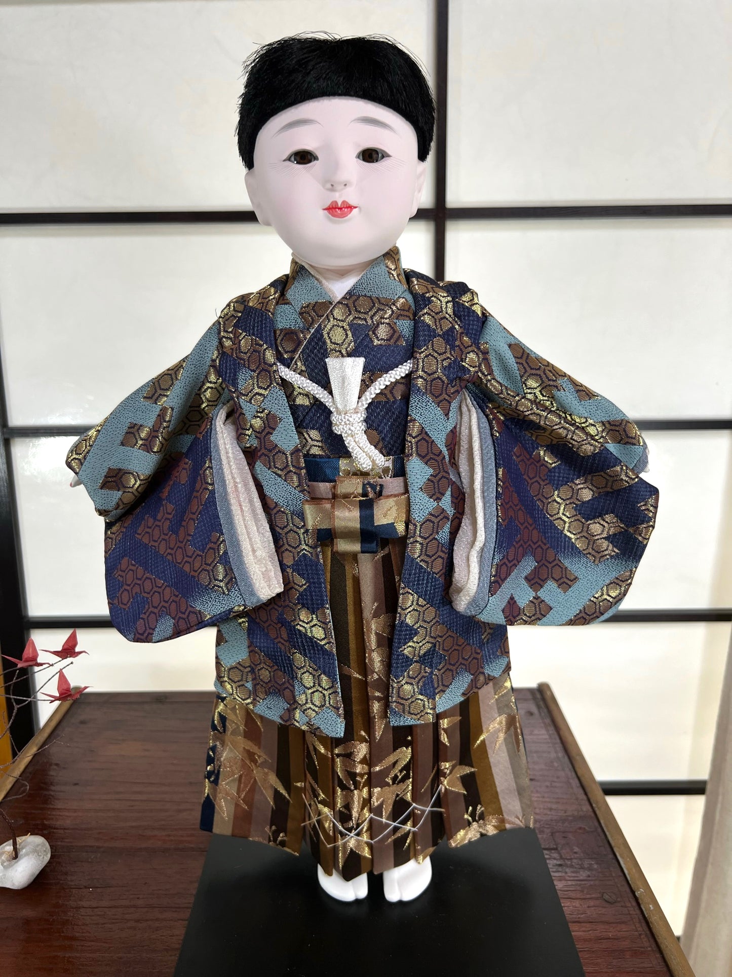 poupée japonaise Ichimatsu garçon, en kimono en soie bleu et beige