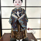 poupée japonaise Ichimatsu garçon, en kimono en soie bleu et beige, de face