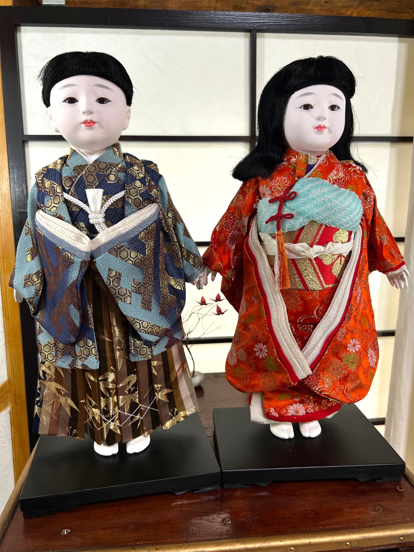 poupées japonaises traditionnelles Ichimatsu couple jeune fille et jeune garçon en kimono de brocart de soie
