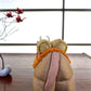 Buffle en poupée japonaise  Kimekomi, vu de dos avec sa queue rose