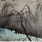 estampe japonaise paysage un couple de paysan et leur bufle arrive devant leur maison au bord de l'eau, une nuit de pleine lune, gros plan sur la végétation, sceau et signature de l'artiste