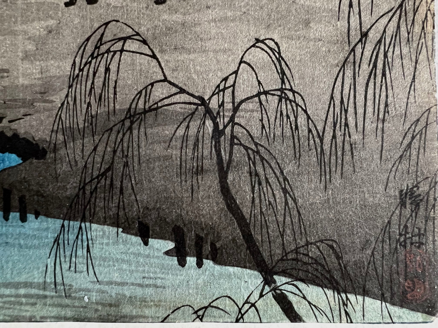 estampe japonaise paysage un couple de paysan et leur bufle arrive devant leur maison au bord de l'eau, une nuit de pleine lune, gros plan sur la végétation, sceau et signature de l'artiste