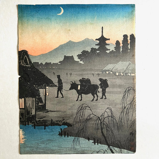 estampe japonaise paysage un couple de paysan et leur bufle arrive devant leur maison au bord de l'eau, une nuit de pleine lune