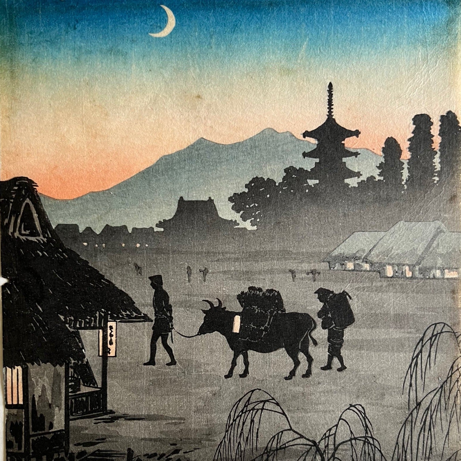 estampe japonaise paysage un couple de paysan et leur bufle arrive devant leur maison au bord de l'eau, une nuit de pleine lune, gros plan sur le couple