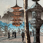 estampe japonaise de Shotei takahashi hiroaki sanctuaire toshogu , gros plan sur la pagode et les promeneurs