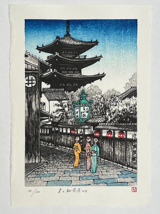 estampe japonaise pagode à 5 étages en noir et blanc, seuls les personnages et les lanternes sont en couleurs