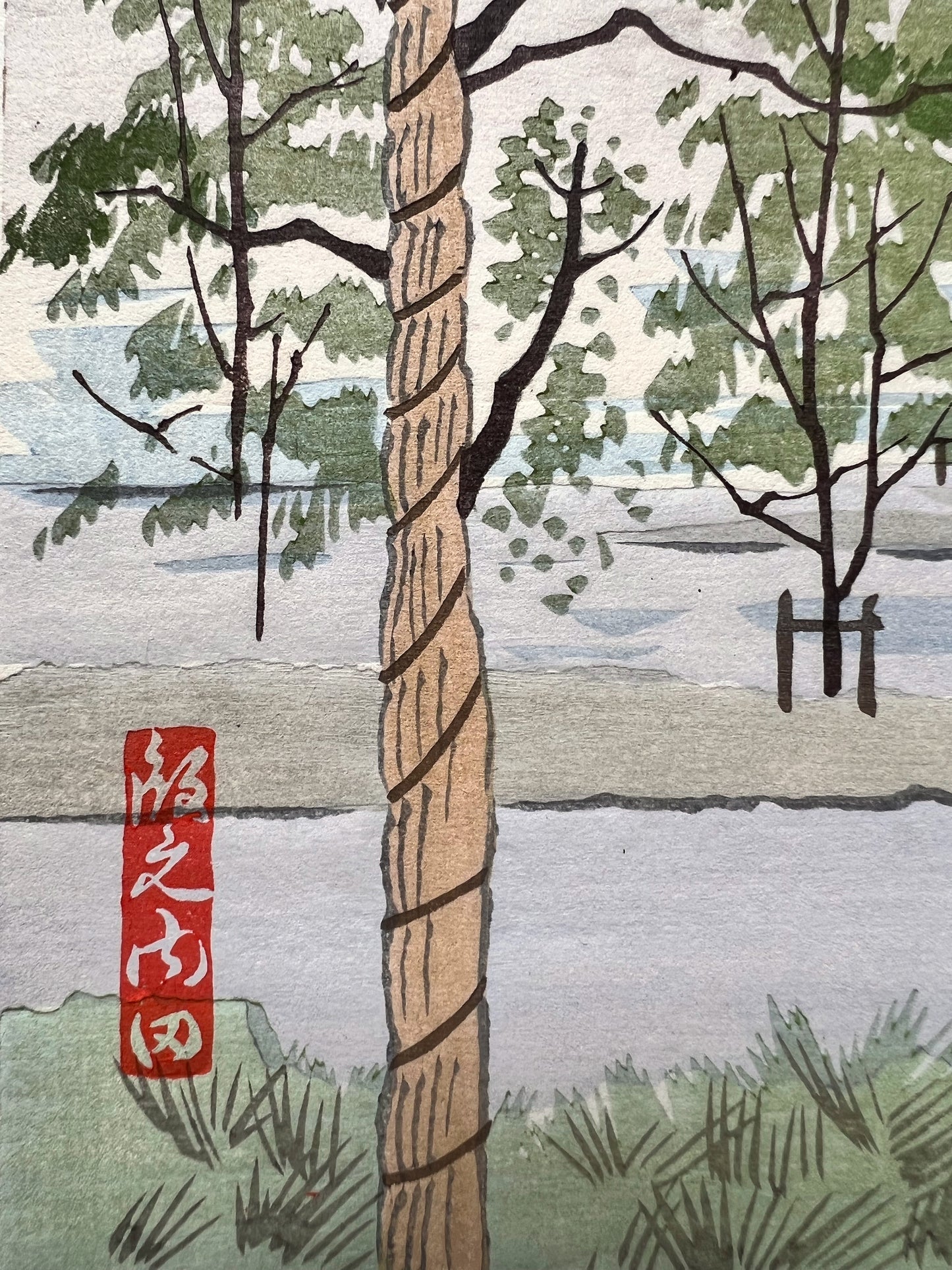 estampe japonaise le tori du temple fukuhara à Yamato, gros plan sur la végétation et le sceau rouge de l'artiste