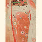 une estampe japonaise longue et étroite représentant une femme dans un kimono orange à motif de fleur et papillon, se promène sur l'herbe verte