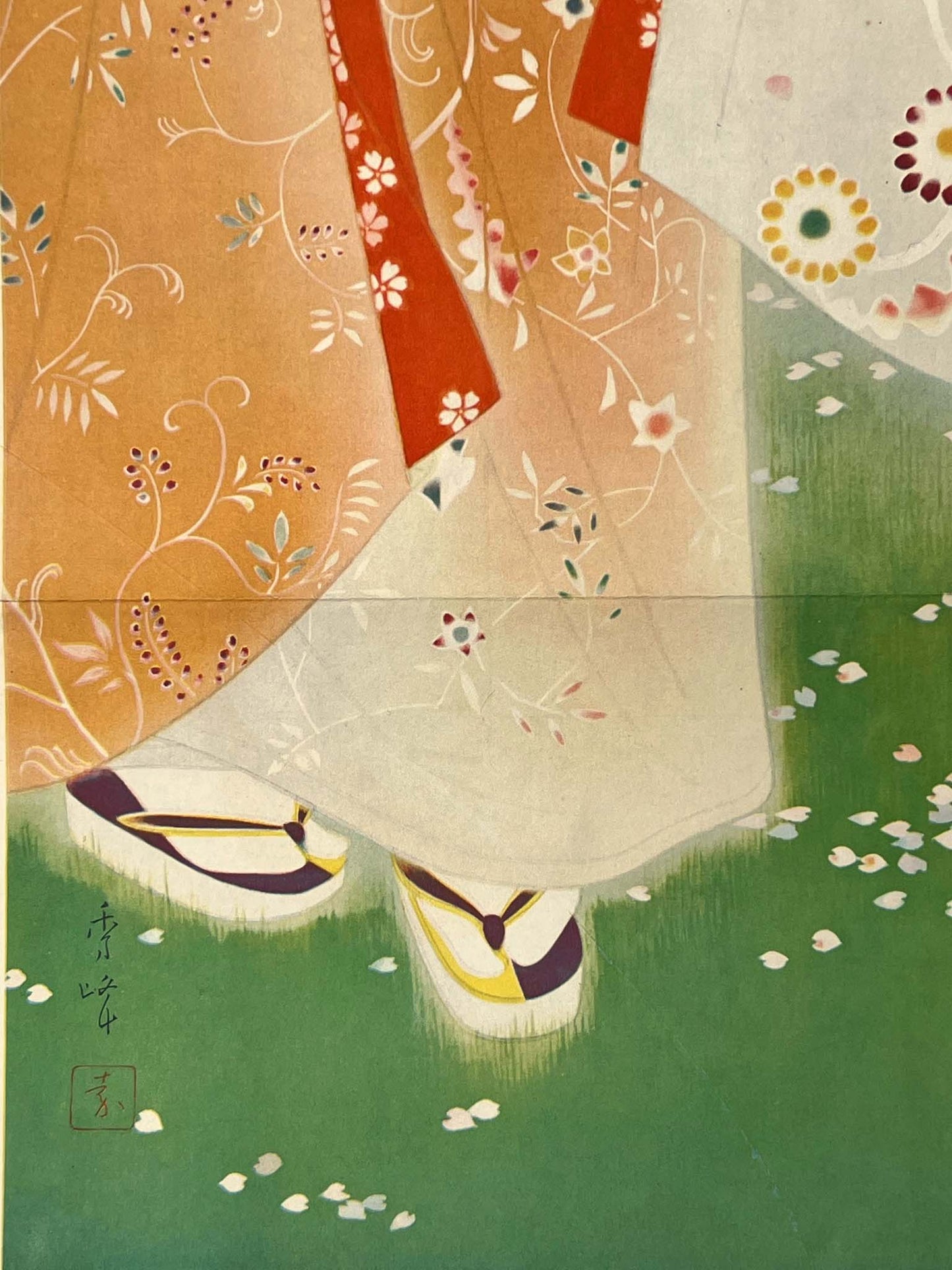 estampe japonaise femme en long kimono orange à motif de fleur, détail les pieds sur le gazon vert parsemé de pétales de fleurs